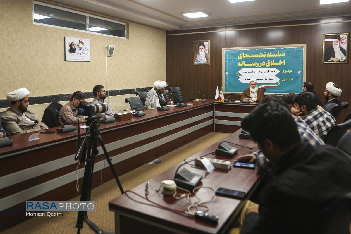 خودسازی مقدمه جامعهسازی و تمدنسازی اسلامی است خودسازی مقدمه جامعهسازی و تمدنسازی اسلامی است