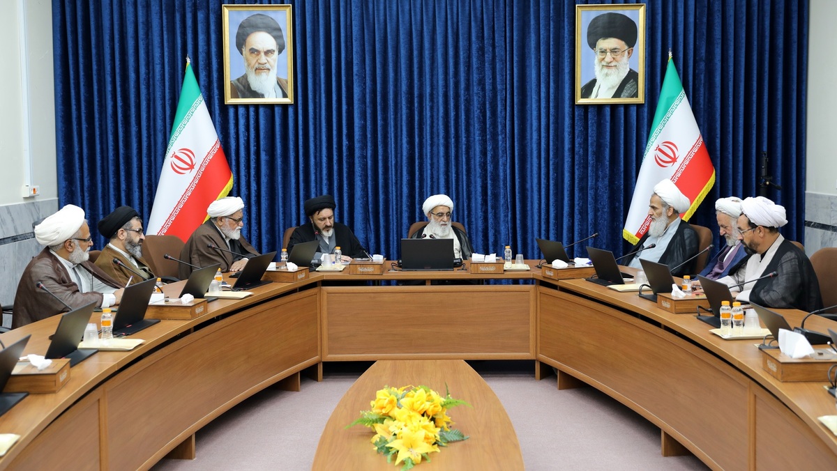 تلاش برای کسب مادیات عامل گمراهی طلاب می شود