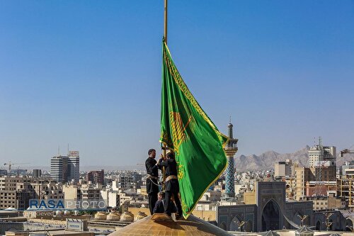 آیین تعویض پرچم گنبد منور رضوی در روز میلاد امام رئوف (ع)