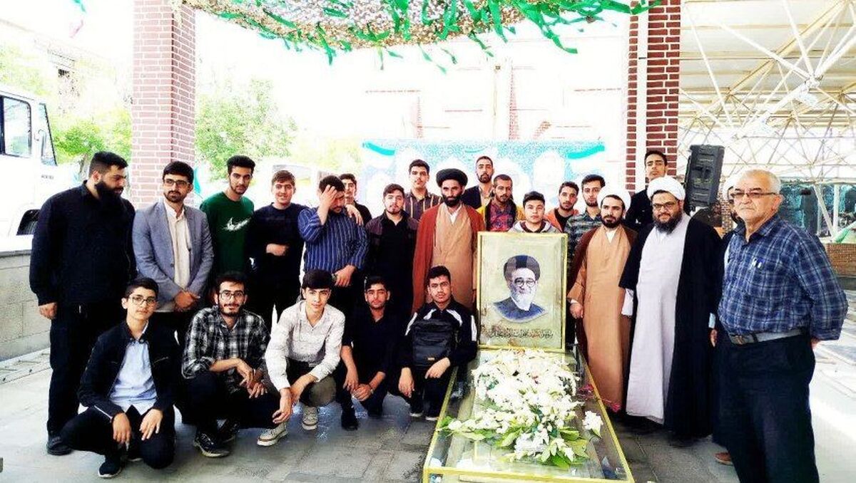 تجدید عهد اساتید و طلاب حوزه علمیه شبستر با آرمانهای شهدا+ تصاویر