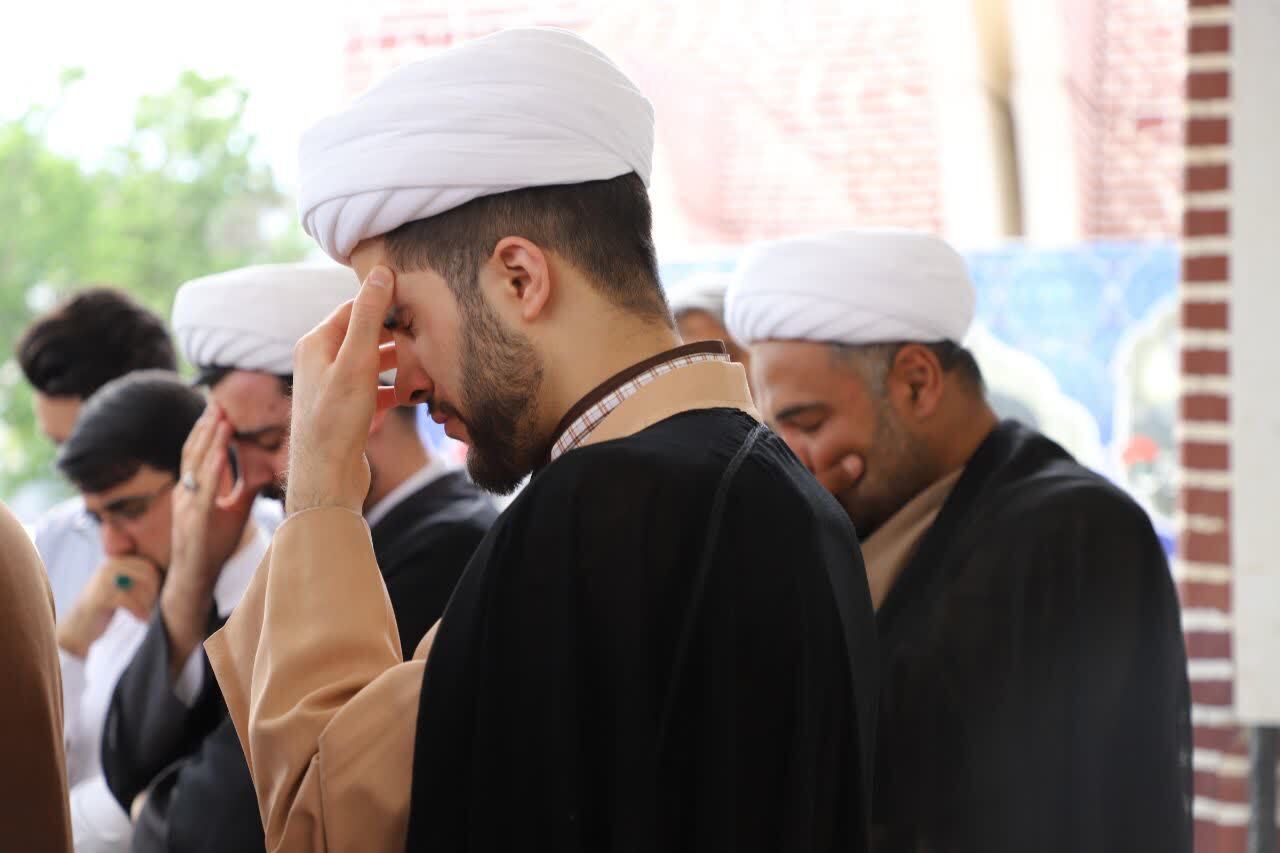 در حال بروز رسانی حضور کادر و طلاب حوزه علمیه حضرت ولی‌عصر(عج) تبریز بر مزار مطهر آیت‌الله شهید آل‌هاشم+ تصاویر