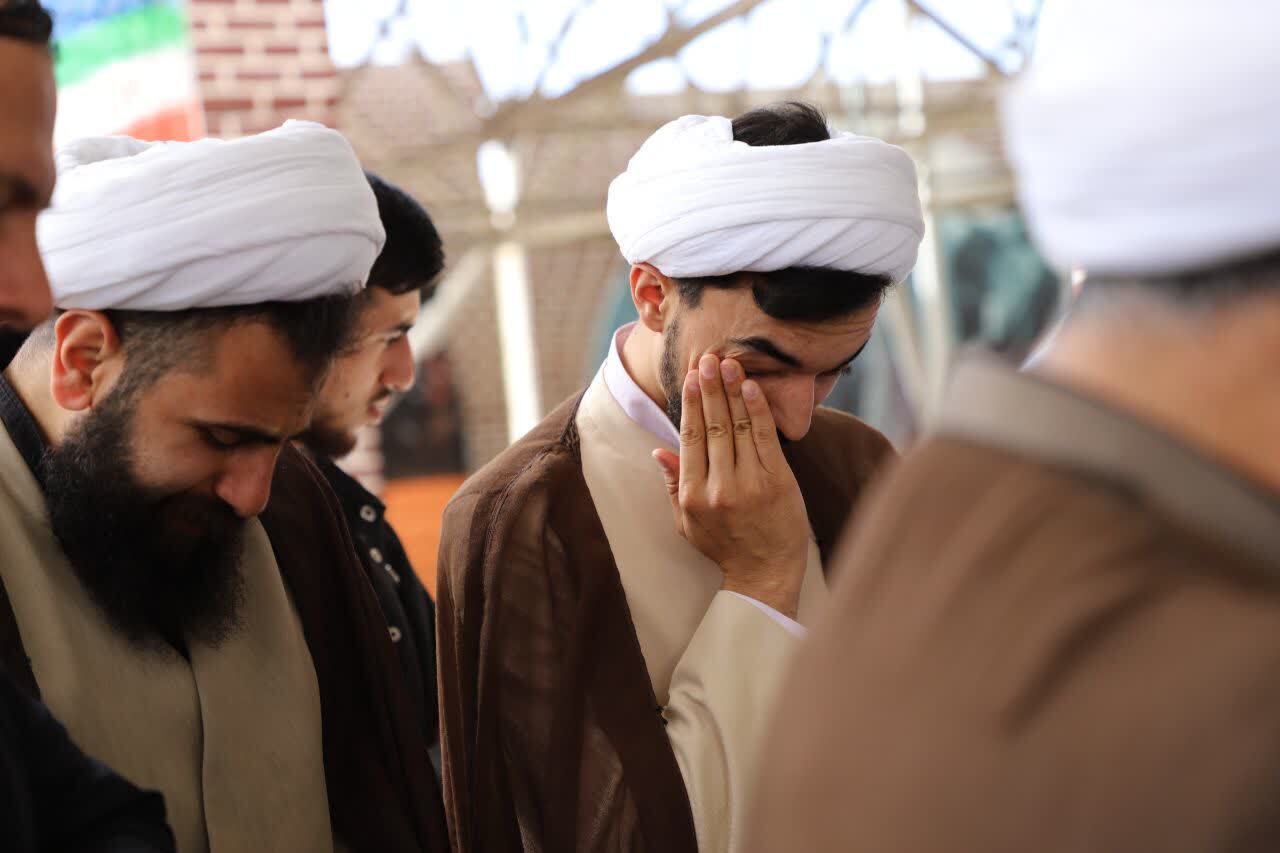 در حال بروز رسانی حضور کادر و طلاب حوزه علمیه حضرت ولی‌عصر(عج) تبریز بر مزار مطهر آیت‌الله شهید آل‌هاشم+ تصاویر