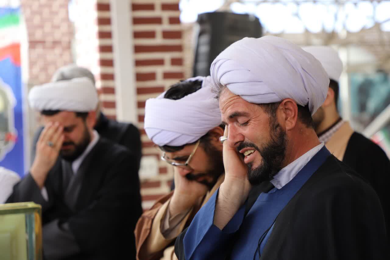در حال بروز رسانی حضور کادر و طلاب حوزه علمیه حضرت ولی‌عصر(عج) تبریز بر مزار مطهر آیت‌الله شهید آل‌هاشم+ تصاویر