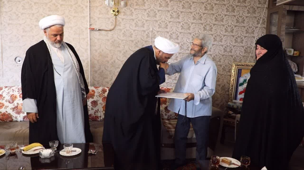 دیدار مسئول سازمان بسیج اساتید، طلاب و روحانیون کشور با خانواده شهید شاخص سال ۱۴۰۴ روحانیت