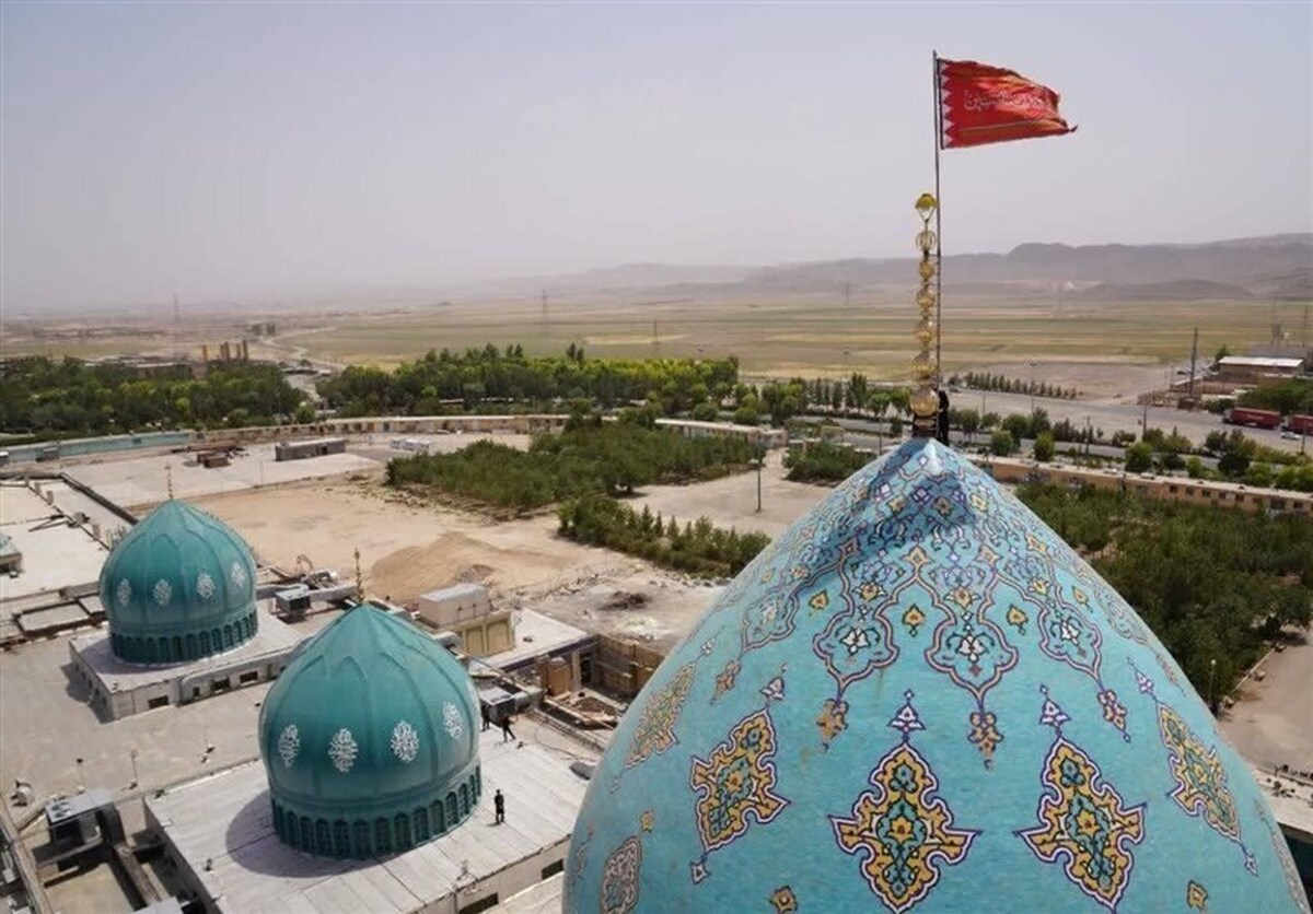 پرچم سرخ یا لثارات الحسین بر فراز گنبد مسجد مقدس جمکران