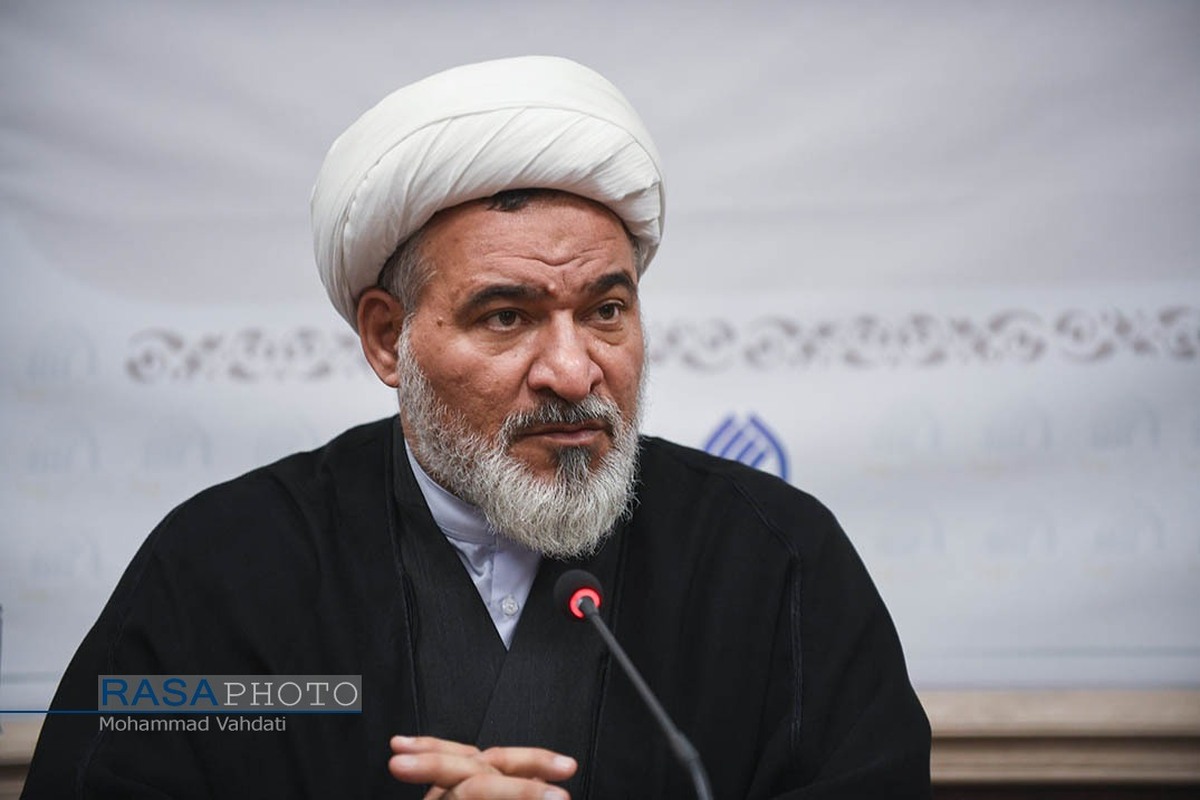 طلاب زیان های بازگشت از مسیر استقامت را برای مردم تبیین کنند
