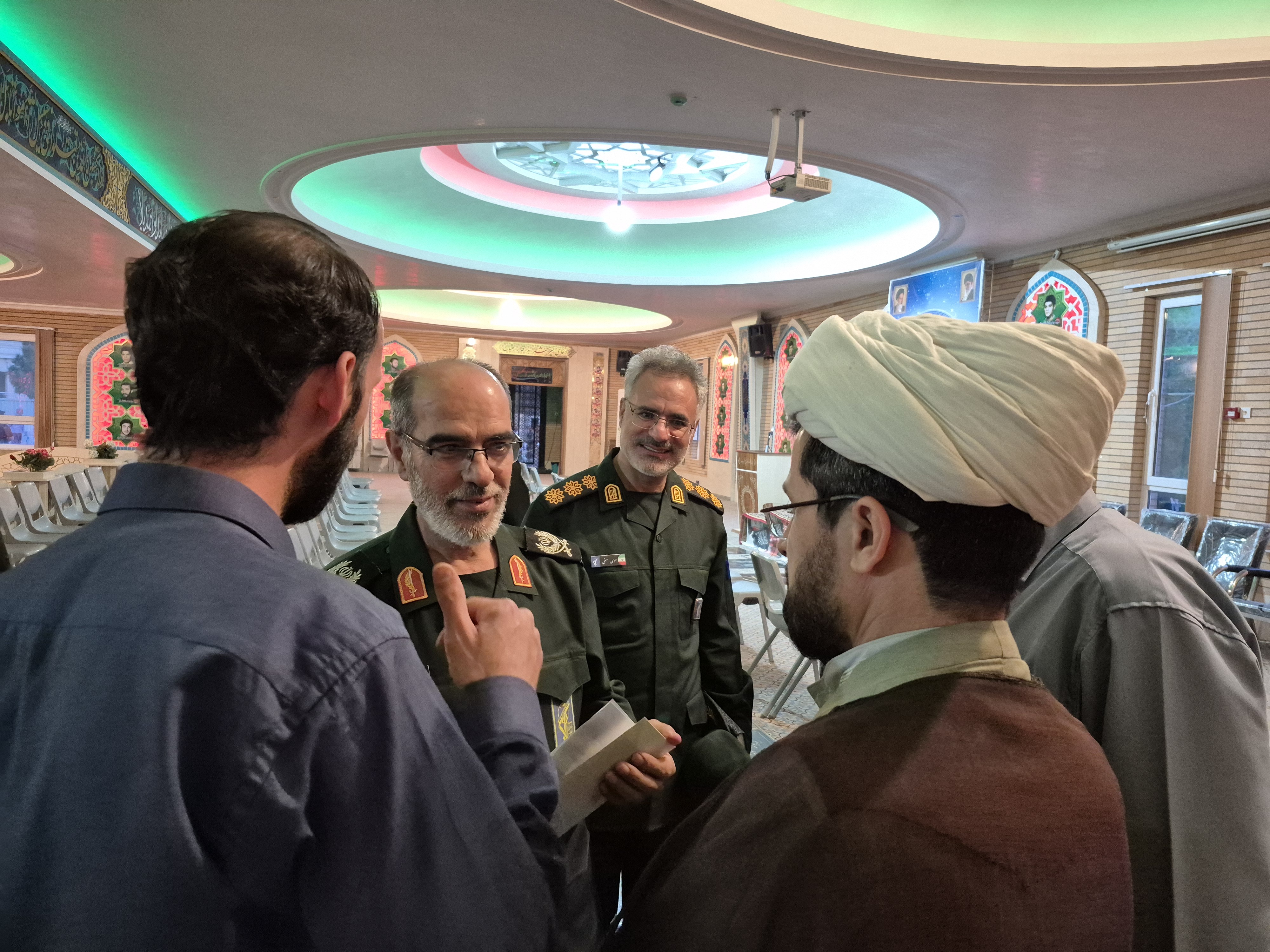 گفت‌وگوی فرمانده سپاه عاشورا با اهالی شنب‌غازان تبریز+ تصاویر