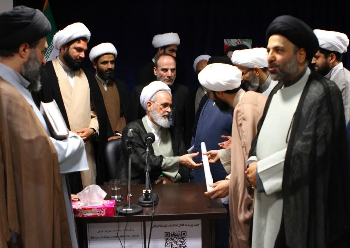 طومار «تقدیر از صدور بیانیه رهبر معظم انقلاب به حوزه های علمیه» تقدیم آیت‌الله اعرافی شد