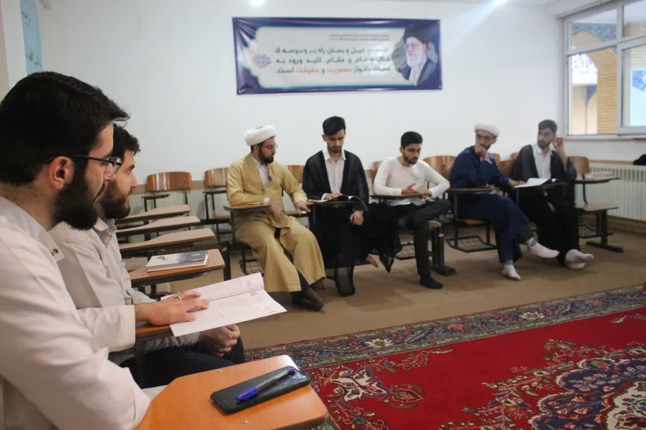 برگزاری سلسله جلسات مباحثه بیانیه رهبر انقلاب در حوزه علمیه مرند+ تصاویر