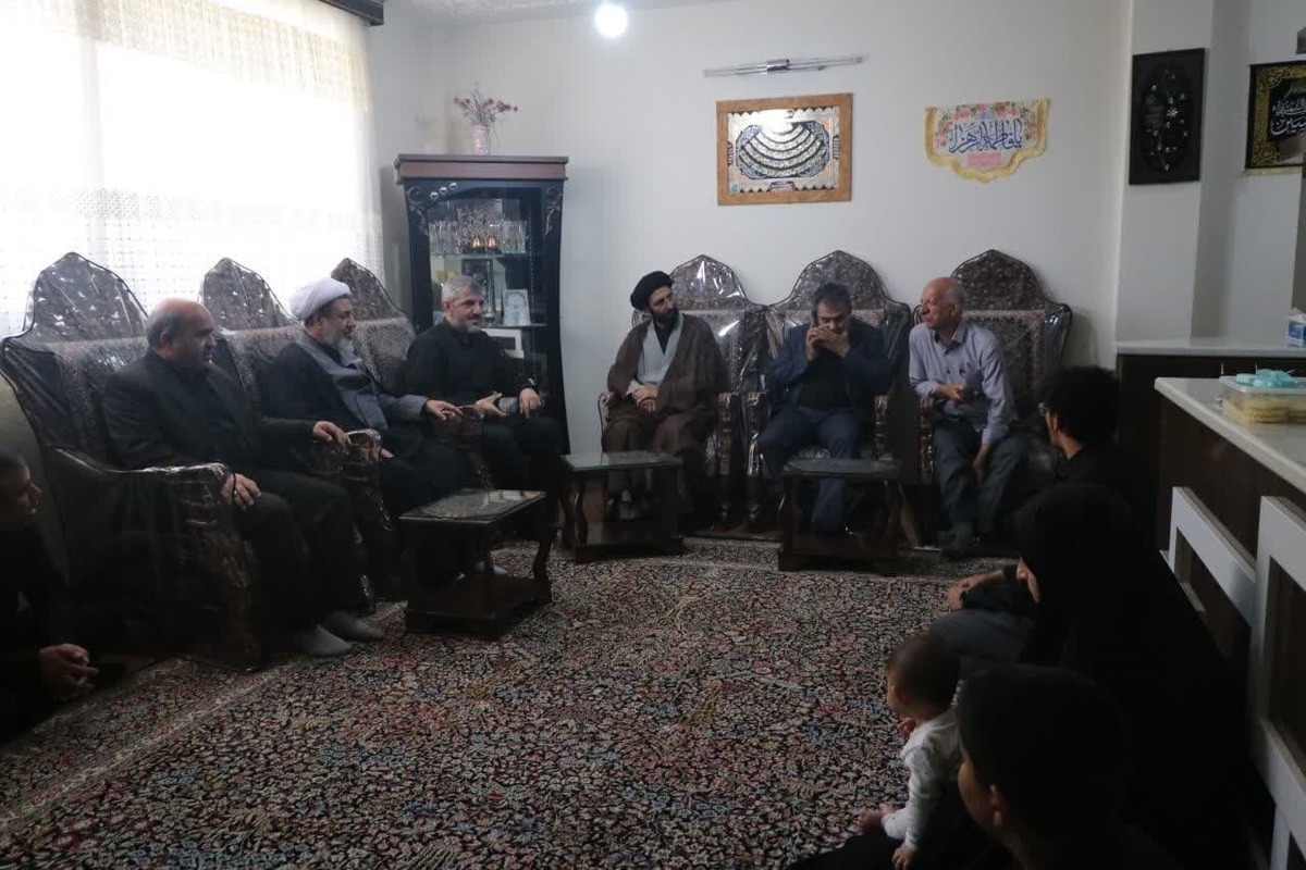دیدار امام جمعه کرمان و استاندار با خانواده شهیدان