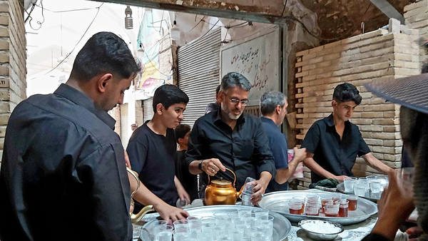 شور عزاداران تاسوعا در بازار تاریخی کرمان