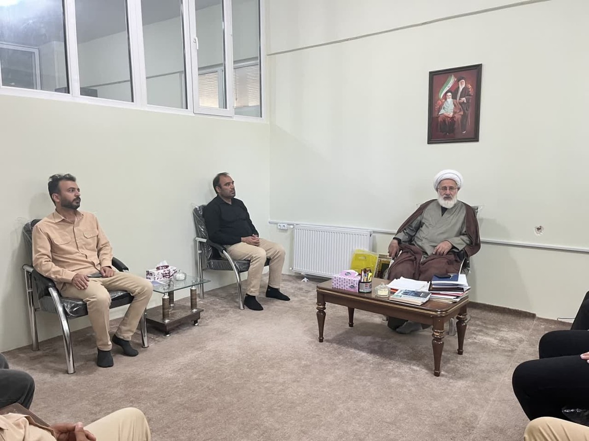 دیدار مسئولین قرارگاه خاتم‌الانبیاء با امام جمعه هادیشهر با محوریت گرامیداشت شهدا+ تصاویر