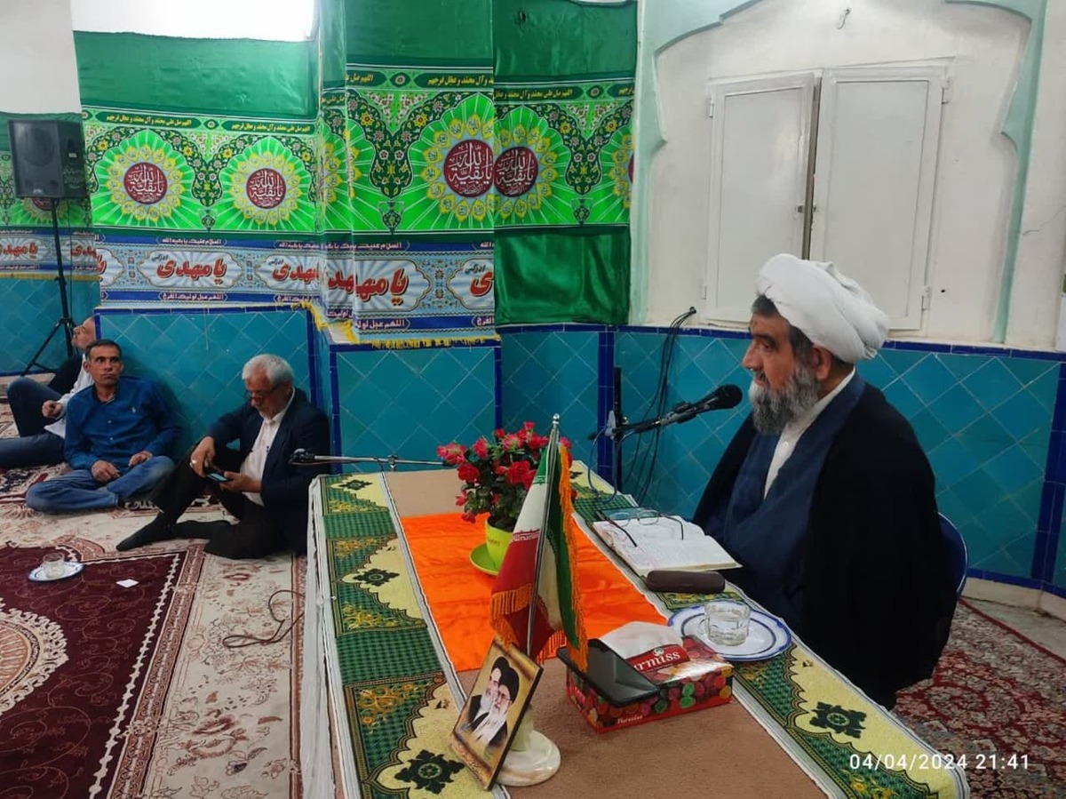 ملت ایران پای پرچمی که برافراشته ایستاده است