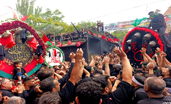 آیین سنتی نخل‌گردانی روز ششم امام حسین در نیاسر کاشان برگزار شد