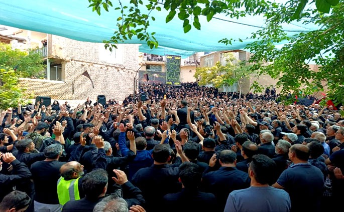 آیین سنتی نخل‌گردانی روز ششم امام حسین در نیاسر کاشان برگزار شد
