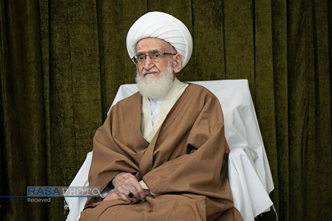 هرگونه تهدید و تعرض به مرجعیت شیعه و رهبری از سوی شخص یا دولت، حکم محارب را دارد