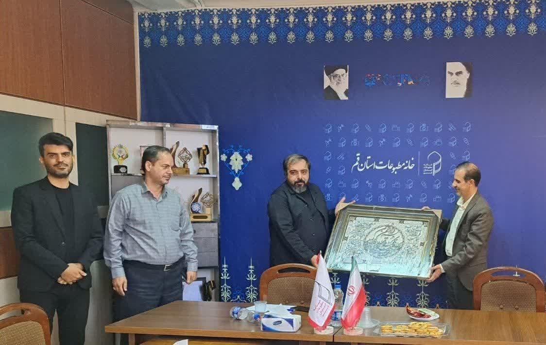 مدیرکل صداوسیمای قم با حضور در خانه مطبوعات، روز خبرنگار را تبریک گفت