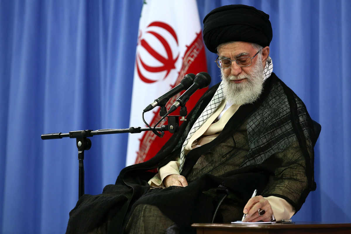 انتصاب احمدیان و شمخانی به عنوان نمایندگان رهبری در شورای دفاع