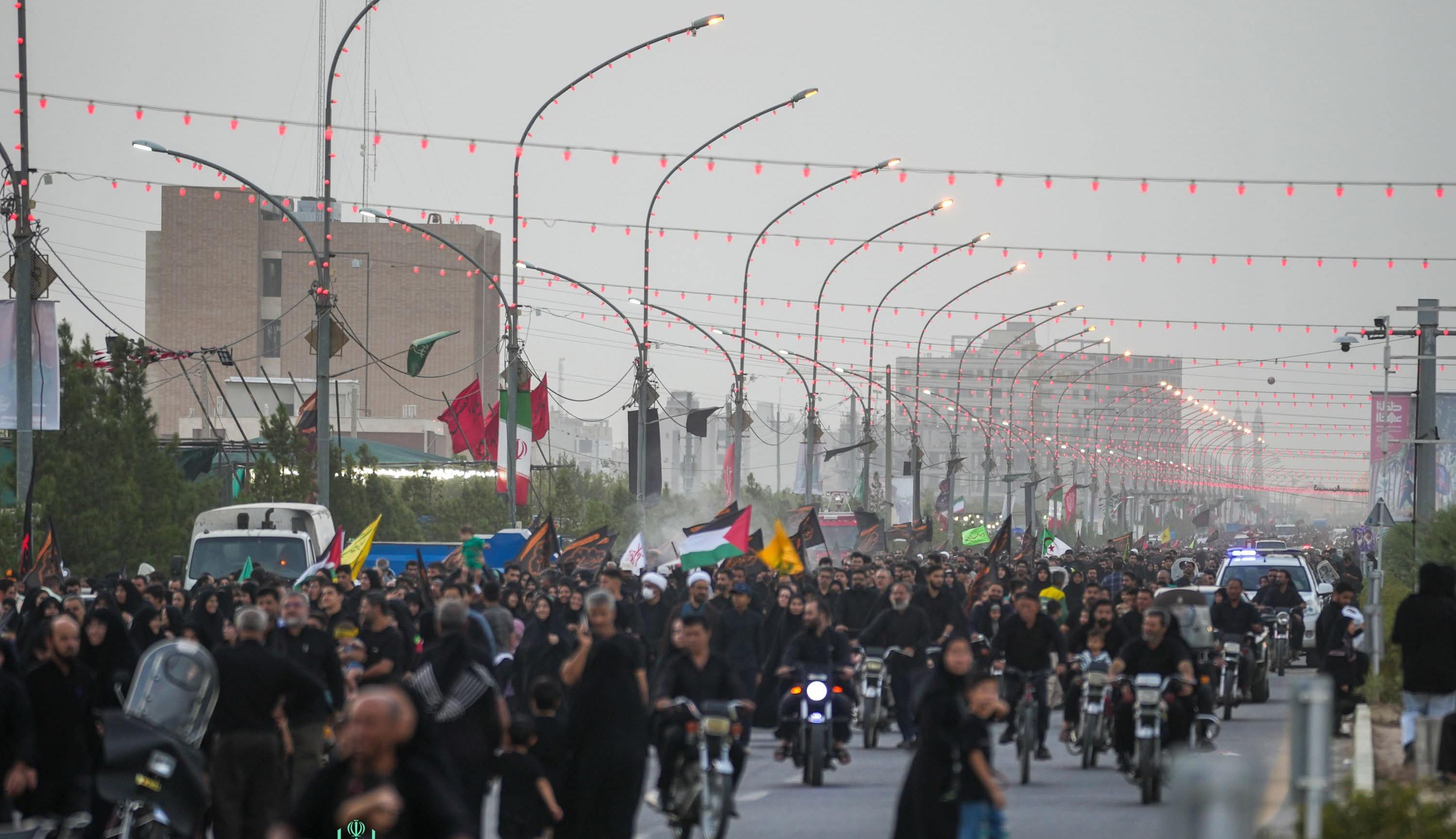راهپیمایی باشکوه جاماندگان اربعین از حرم حضرت معصومه تا مسجد جمکران/ م