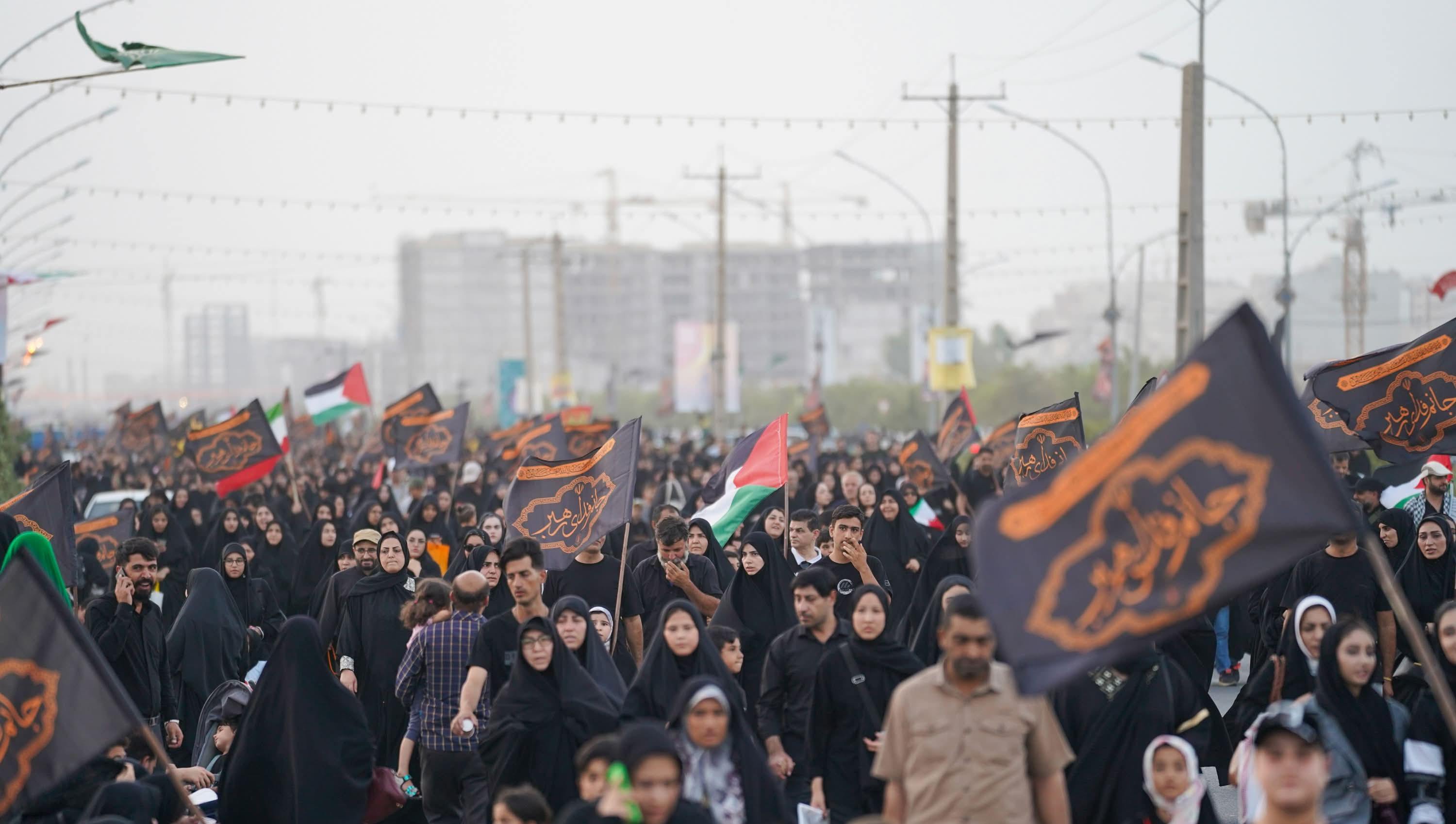 راهپیمایی باشکوه جاماندگان اربعین از حرم حضرت معصومه تا مسجد جمکران/ م