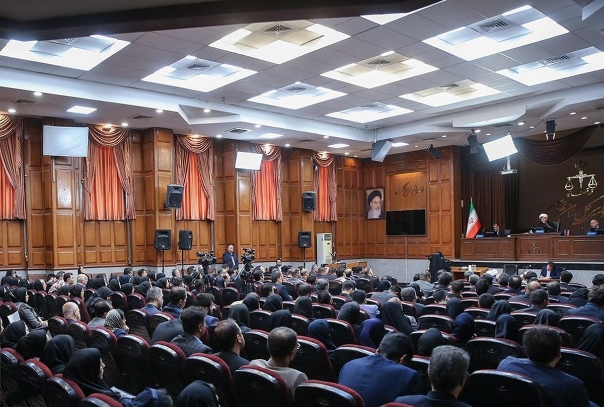 حضور گسترده مردم در دادگاه رسیدگی به پرونده گروهک تروریستی منافقین/ روایت همسر شهید عباسی از لحظه حمله موشکی رژیم صهیونیستی
