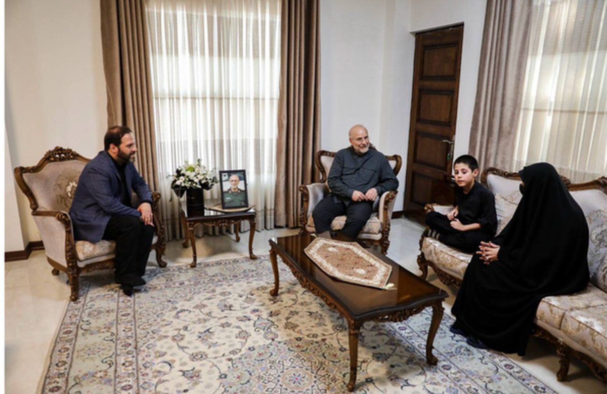 حضور قالیباف در منزل سرلشکر شهید غلامرضا محرابی