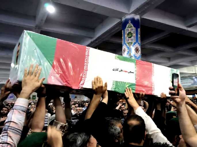 وداع باشکوه با شهید کباری در شب مراسم اربعین هم‌رزمان شهیدش در کاشان + تصاویر