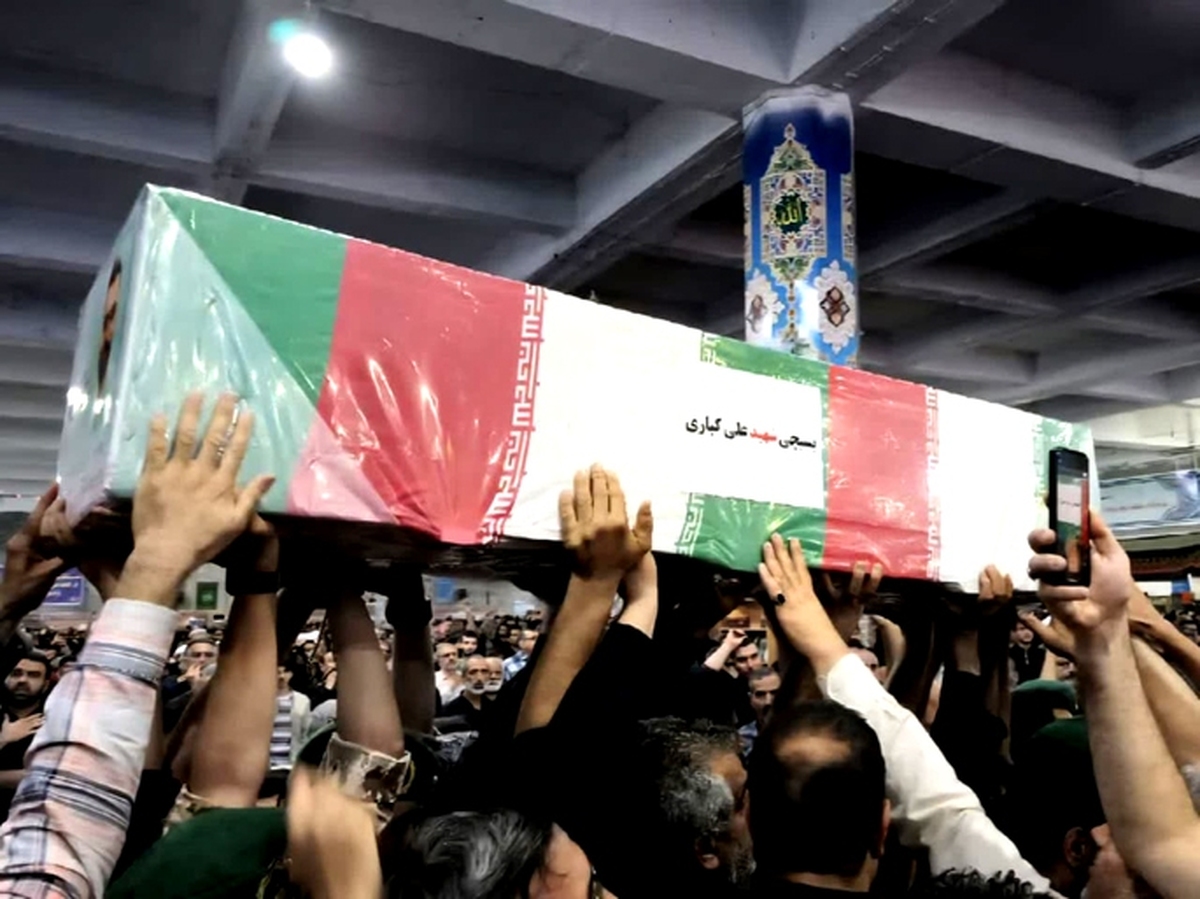 وداع باشکوه با شهید کباری در شب مراسم اربعین هم‌رزمان شهیدش در کاشان + تصاویر