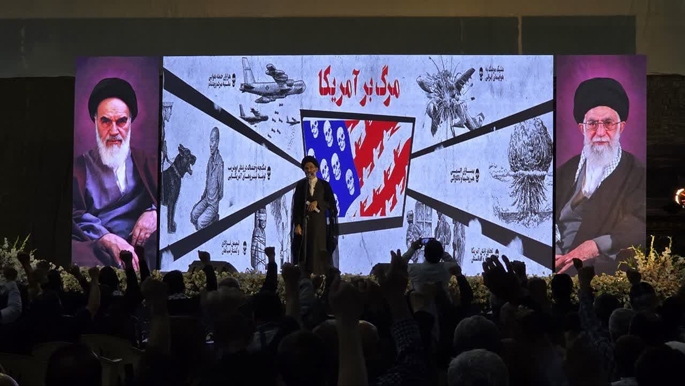 وداع باشکوه با شهید کباری در شب مراسم اربعین هم‌رزمان شهیدش در کاشان + تصاویر