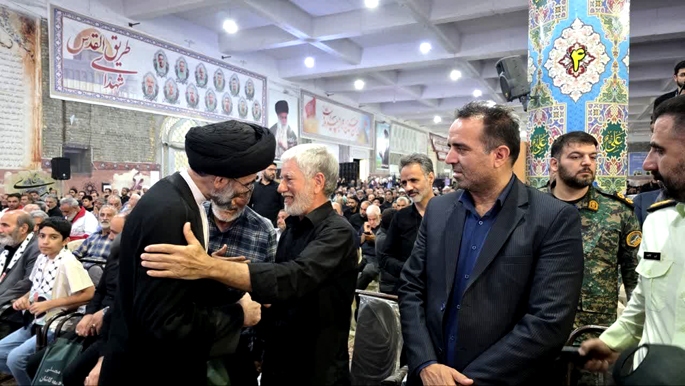 وداع باشکوه با شهید کباری در شب مراسم اربعین هم‌رزمان شهیدش در کاشان + تصاویر