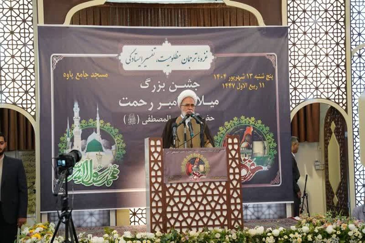 وجود پیامبر الگوی تمام‌عیار برای همه انسان‌ها و جامعه اسلامی است