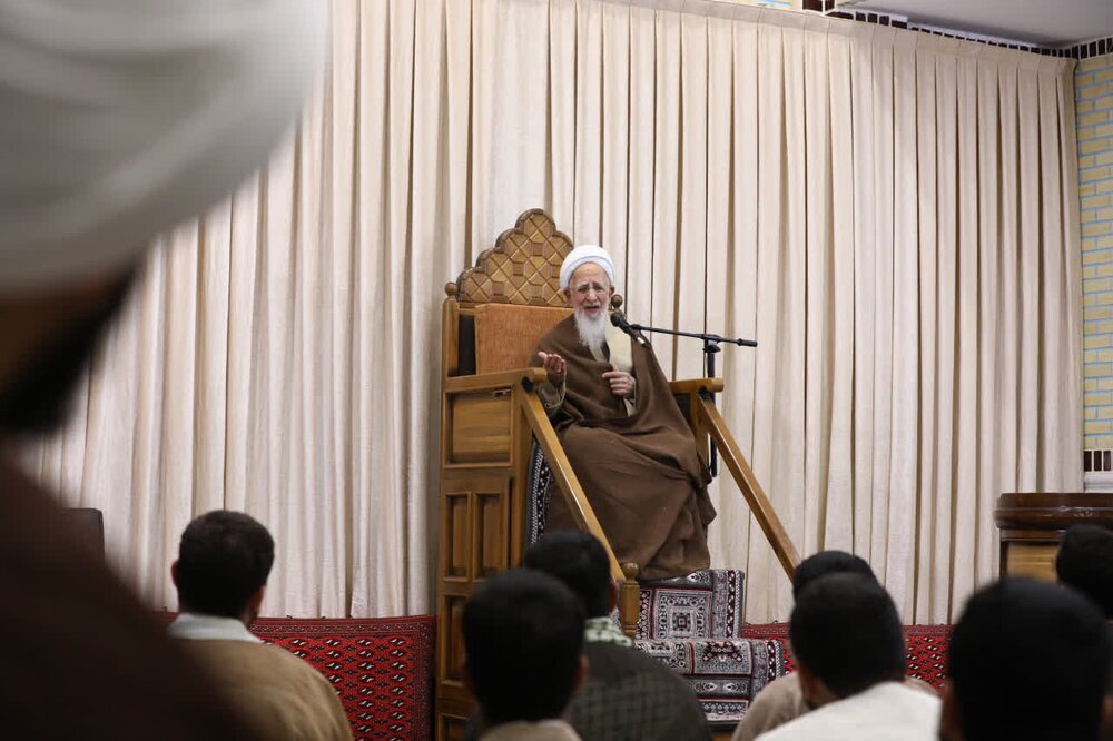 عمامه گذاری طلاب با حضور آیت الله  جوادی آملی| با علم و عمل جامعه را به نور قرآن و عترت روشن کنیم