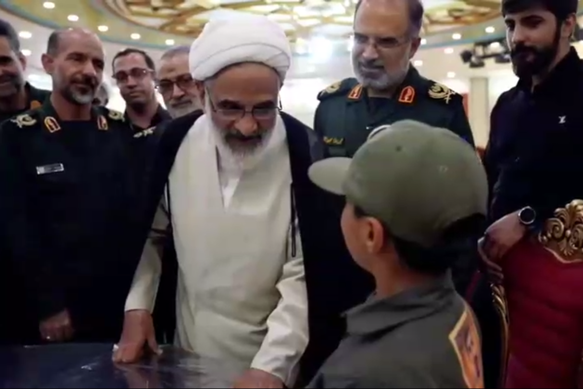 دیدار نماینده ولیفقیه در سپاه و فرماندهان ارشد با خانواده شهدای قمی جنگ ۱۲ روزه