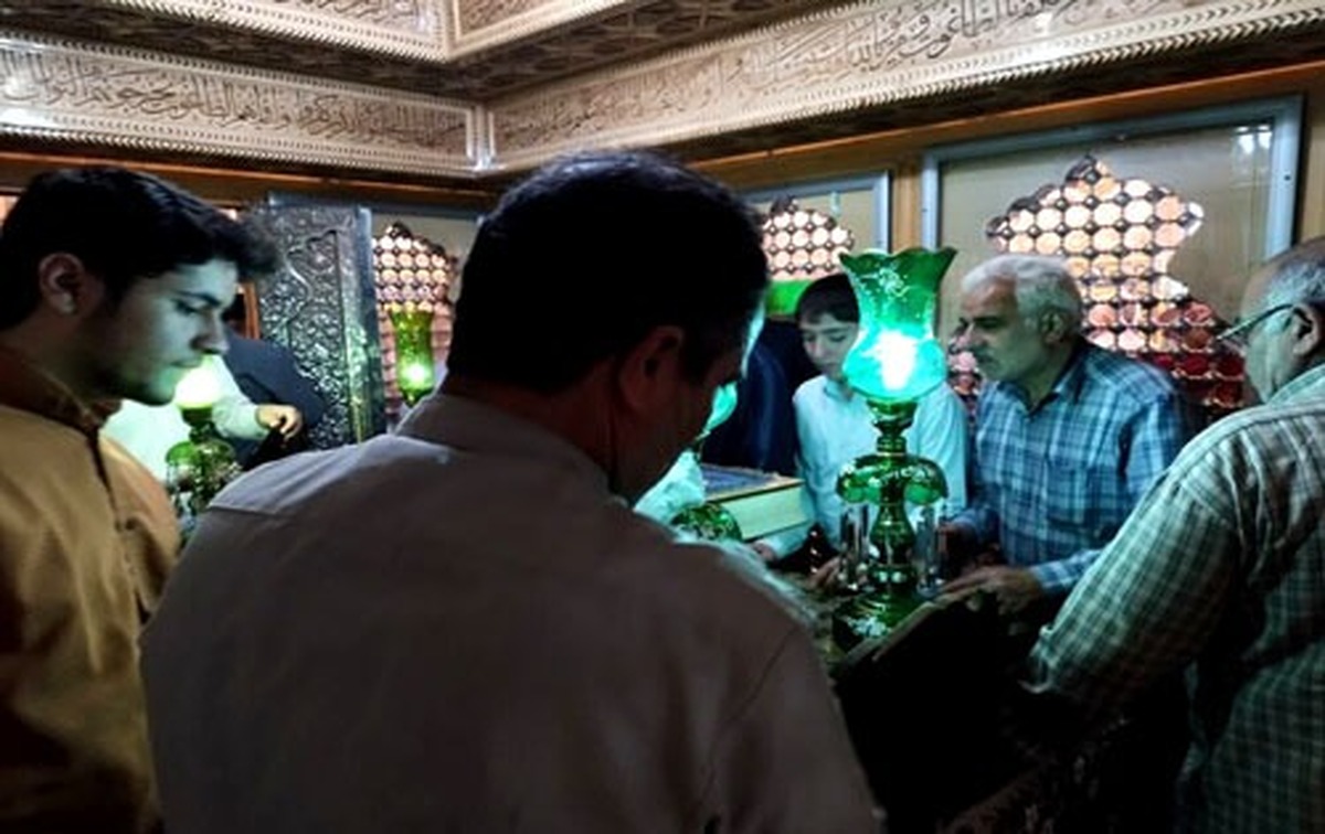 ضریح مطهر علی ابن باقر در مشهد اردهال کاشان غبار روبی و عطرافشانی شد