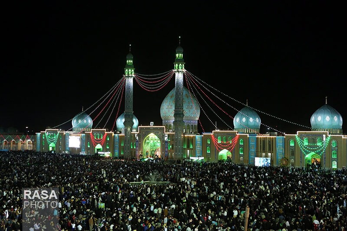 مسجد مقدس جمکران «خادم افتخاری» جذب می‌کند