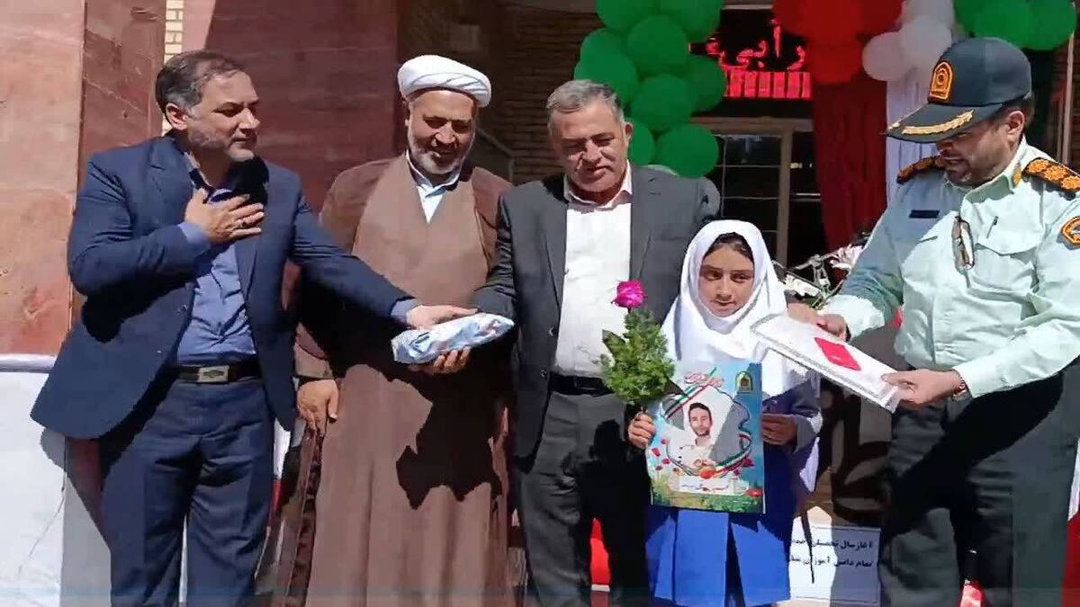 بدرقه فرزند شهید فراجا از منزل تا مدرسه در مراغه