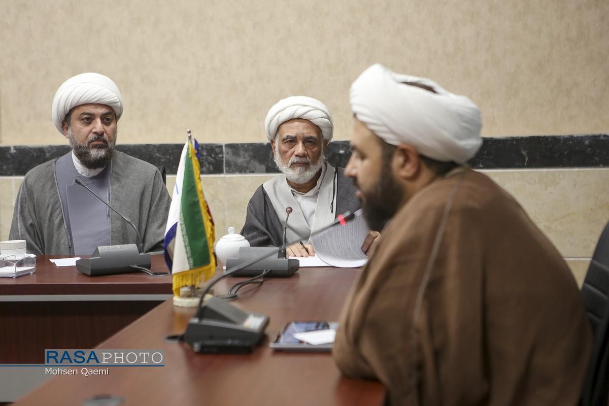 عرفان حلقه با ادعای دروغین ایرانی و اسلامی بودن ایمان و هویت مردم را نشانه گرفته است عرفان حلقه با ادعای دروغین ایرانی و اسلامی بودن ایمان و هویت مردم را نشانه گرفته است