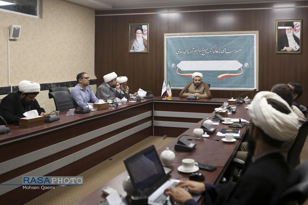 عرفان حلقه با ادعای دروغین ایرانی و اسلامی بودن ایمان و هویت مردم را نشانه گرفته است عرفان حلقه با ادعای دروغین ایرانی و اسلامی بودن ایمان و هویت مردم را نشانه گرفته است