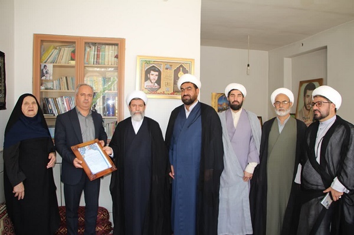 دیدار مدیر حوزه علمیه فارس با خانواده شهید طلبه علیقلی محمدی