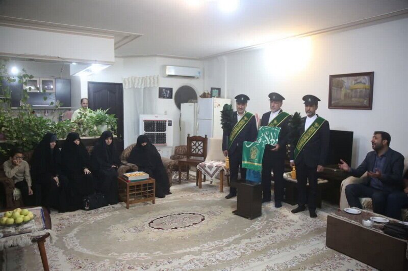 تجلیل خادمان حرم حضرت معصومه از مادر شهید حسین دخانچی