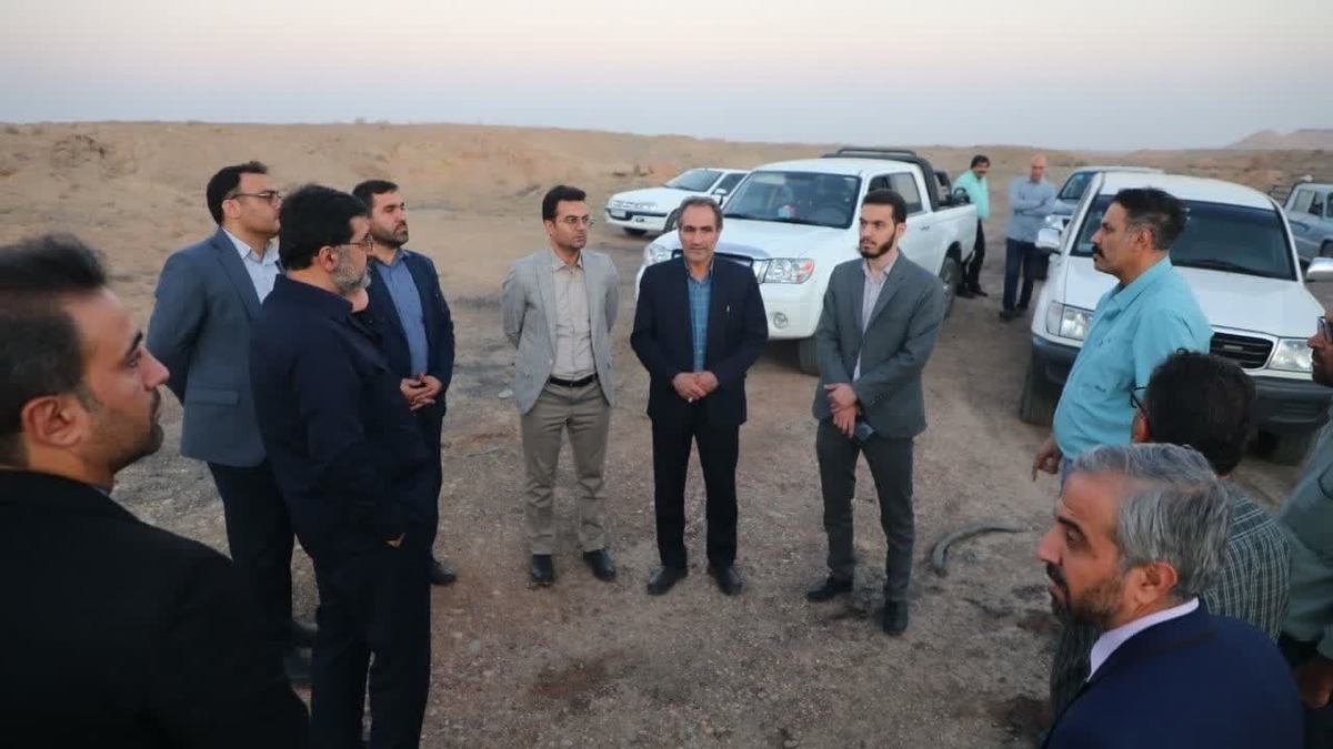 بازدید استاندار قم از محل احداث نیروگاه خورشیدی در جاده قم به گرمسار