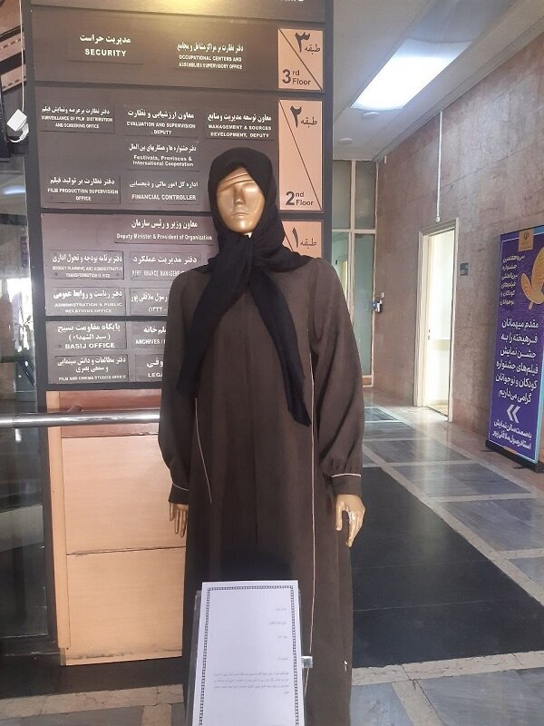 لباسهای قهرمانان بیرنگ، بیجان و بددوخت لباسهای قهرمانان بیرنگ، بیجان و بددوخت