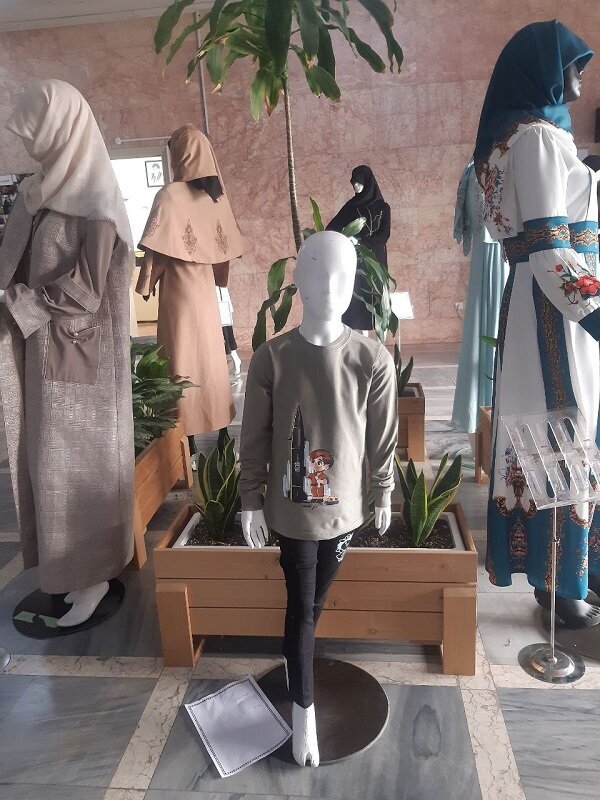 لباسهای قهرمانان بیرنگ، بیجان و بددوخت لباسهای قهرمانان بیرنگ، بیجان و بددوخت