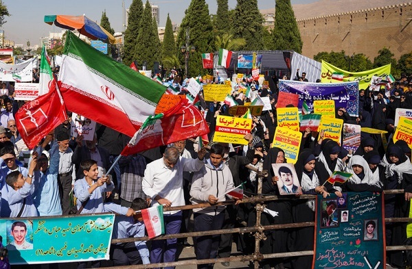 مردم شیراز با شعارهای ضد استکباری وحدت خود را به رخ دشمن کشیدند