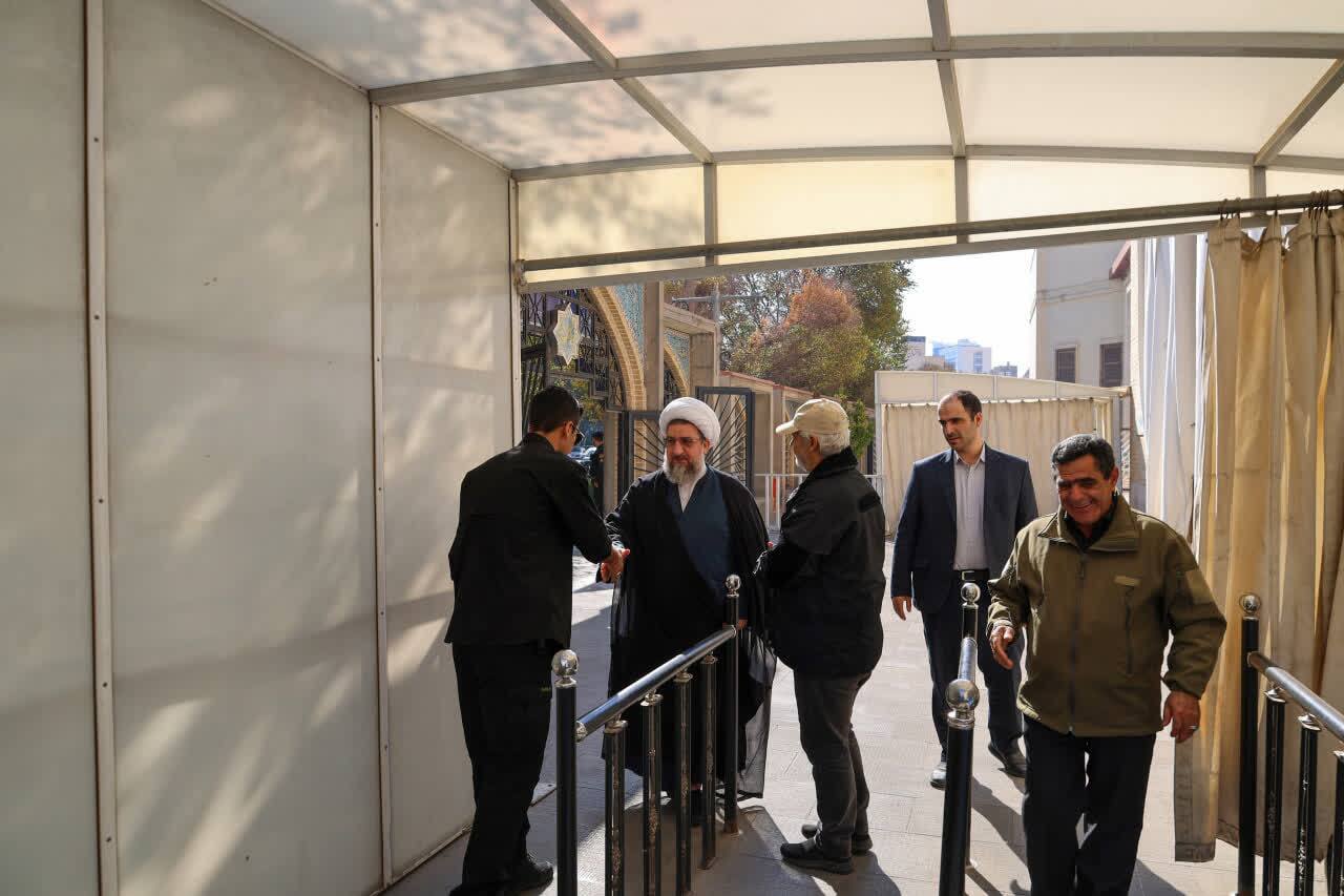 بازدید حجت الاسلام مطهری اصل از میز خدمت مصلی تبریز+ تصاویر