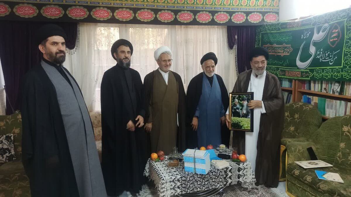 تجلیل مسئول مرکز بسیج اساتید و نخبگان حوزه از خانواده معزز شهیدان