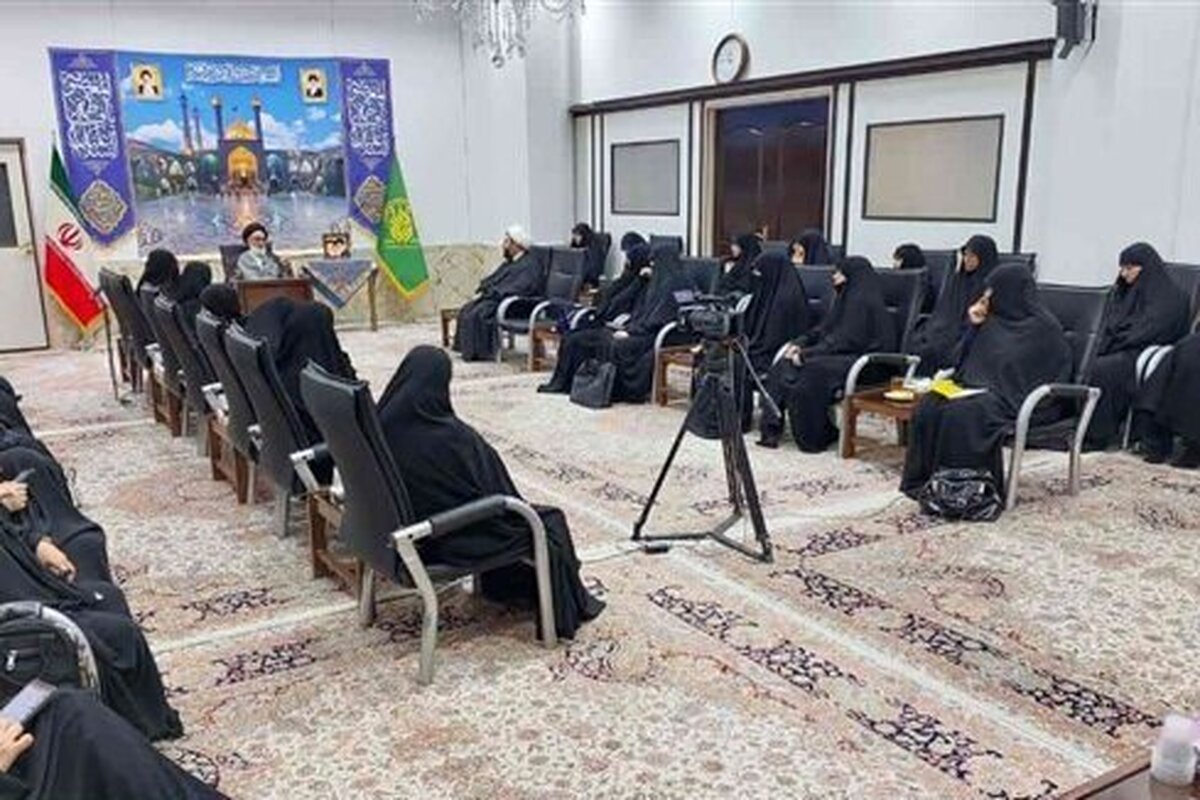 جمعی از طلاب زبان‌دان و اساتید نخبه حوزه علمیه خراسان با تولیت حرم حضرت معصومه دیدار کردند