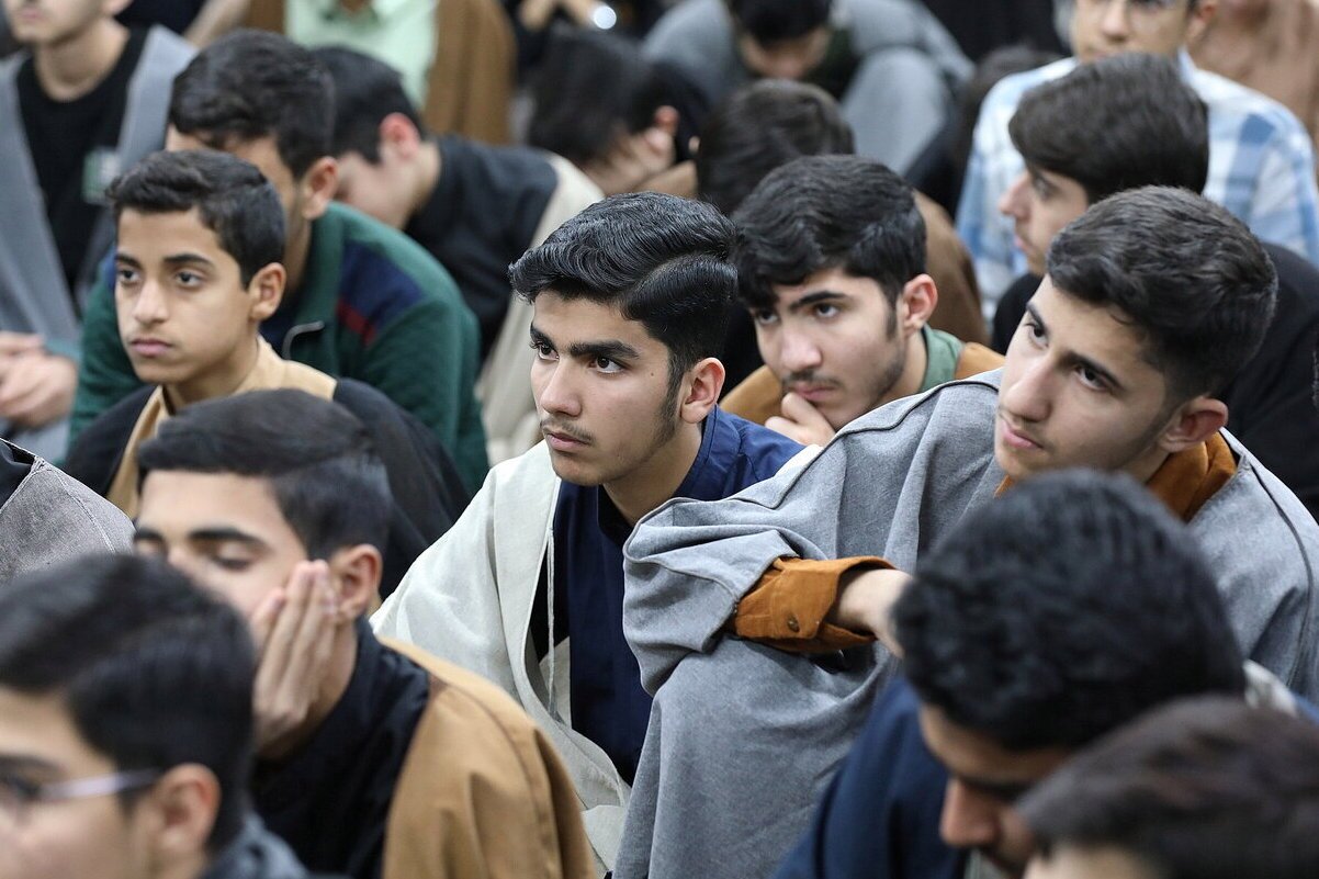 حضور آیت‌الله اعرافی در جمع صمیمی اساتید و طلاب مدرسه فاطمی قم + عکس