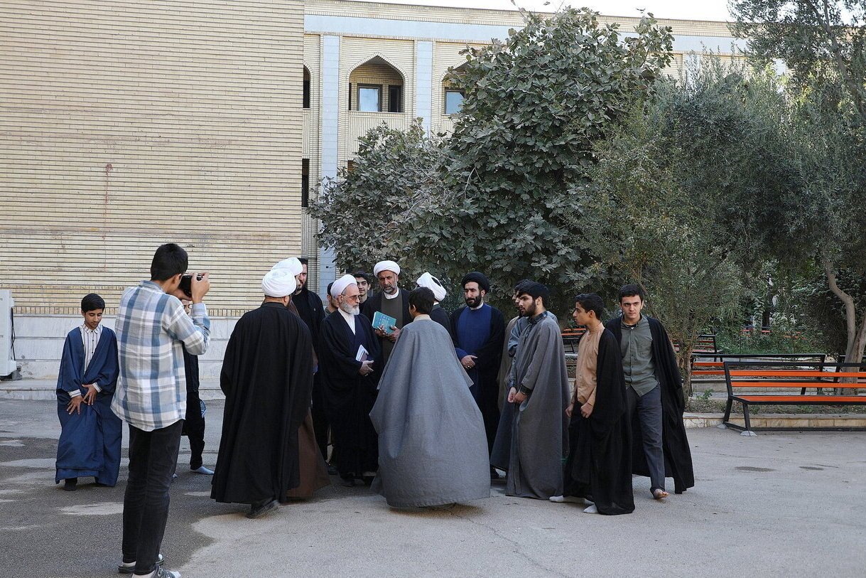 حضور آیت‌الله اعرافی در جمع صمیمی اساتید و طلاب مدرسه فاطمی قم + عکس