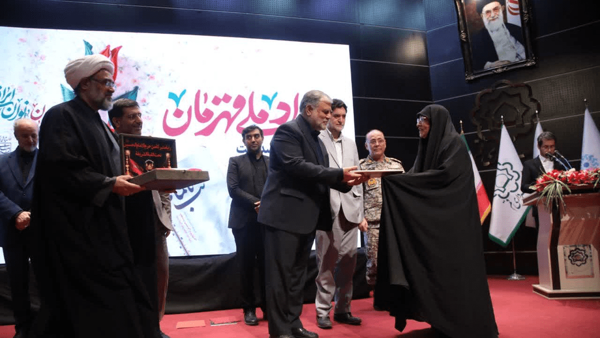 گزارشی از رویداد ملی قهرمان در قم همراه با رونمایی از تقریظ رهبر انقلاب بر روایت زنان قهرمان ایرانی